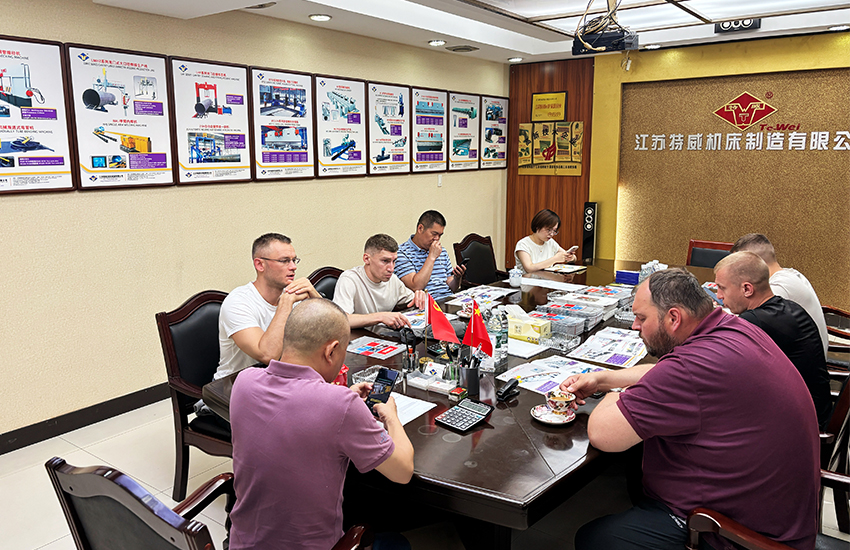 熱烈歡迎俄羅斯客戶蒞臨特威機(jī)床考察